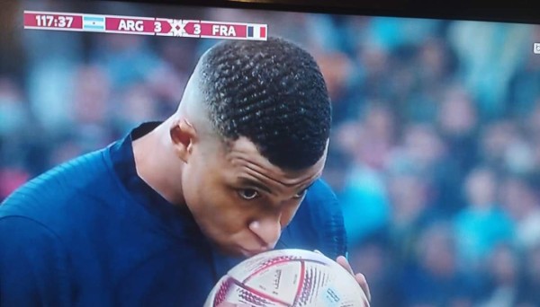 كم عمر اللاعب مبابي ٢٠٢٣